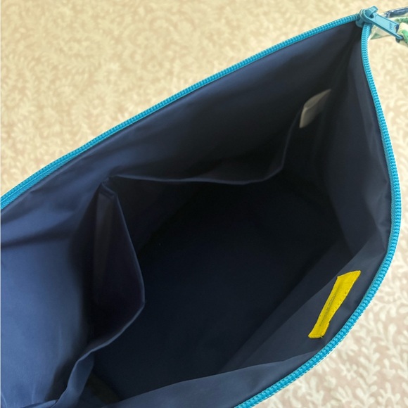 Roller Rabbit Lizard Toiletry Case - Picture 5 of 11